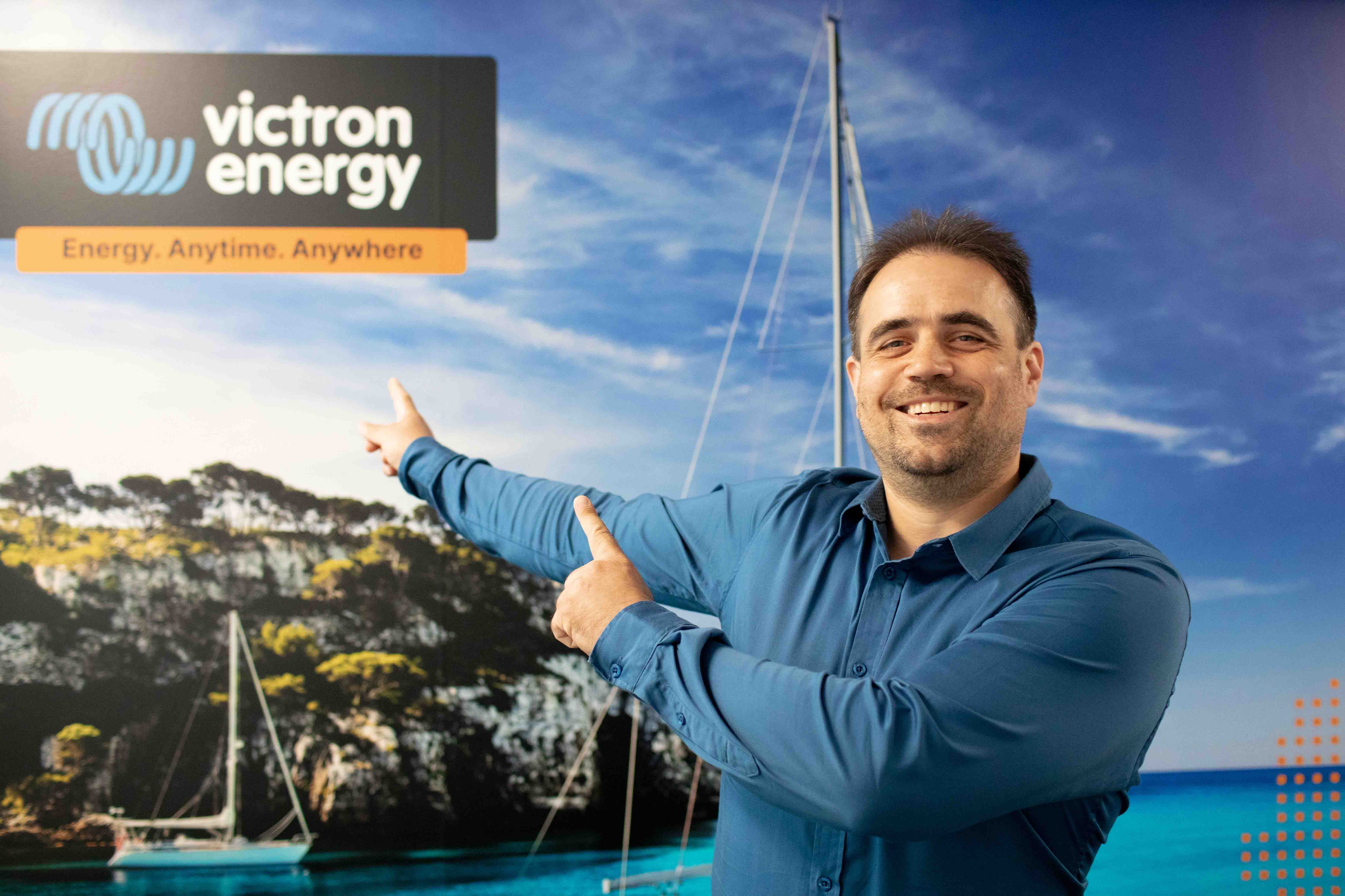 Mężczyzna pokazuje palcem na logo Victron Energy